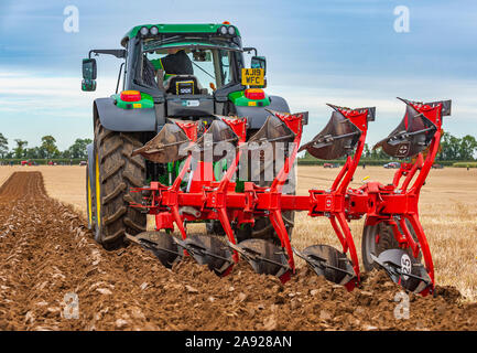 British National Ploughing Championships, Lincoln, Royaume-Uni. Une charrue réversible moderne utilisé pour donner des démonstrations au cours des championnats Banque D'Images