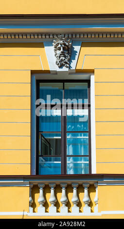 Saint-pétersbourg, Russie - le 5 avril 2019. Le principal bâtiment de l'Amirauté à Saint-Pétersbourg-libre de détails façade. L'Amirauté est un important jalon dans l'e Banque D'Images