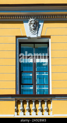 Saint-pétersbourg, Russie - le 5 avril 2019. Le principal bâtiment de l'Amirauté à Saint-Pétersbourg-libre de détails façade. L'Amirauté est un important jalon dans l'e Banque D'Images