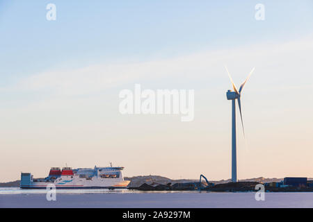 Sur un cargo, la mer en arrière-plan de l'éolienne Banque D'Images