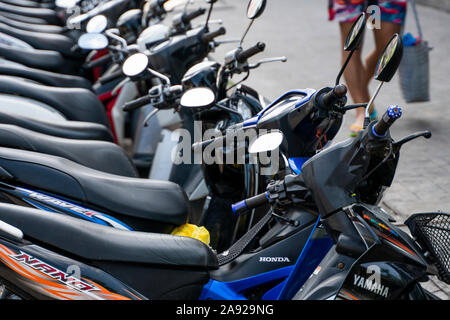 KRABI, THAÏLANDE - 10 juillet, 2019. Place de parking bondé d'habitude à Krabi avec plein de motos. Beaucoup de motos en stationnement trottoir en lignes en Banque D'Images