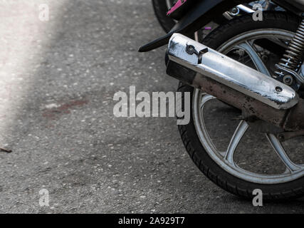 KRABI, THAÏLANDE - 10 juillet, 2019. Place de parking bondé d'habitude à Krabi avec plein de motos. Beaucoup de motos en stationnement trottoir en lignes en Banque D'Images