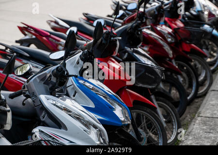 KRABI, THAÏLANDE - 10 juillet, 2019. Place de parking bondé d'habitude à Krabi avec plein de motos. Beaucoup de motos en stationnement trottoir en lignes en Banque D'Images