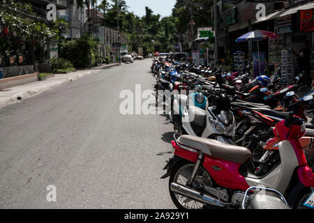 KRABI, THAÏLANDE - 10 juillet, 2019. Place de parking bondé d'habitude à Krabi avec plein de motos. Beaucoup de motos en stationnement trottoir en lignes en Banque D'Images