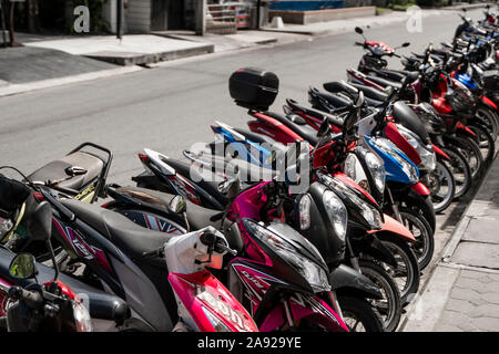 KRABI, THAÏLANDE - 10 juillet, 2019. Place de parking bondé d'habitude à Krabi avec plein de motos. Beaucoup de motos en stationnement trottoir en lignes en Banque D'Images