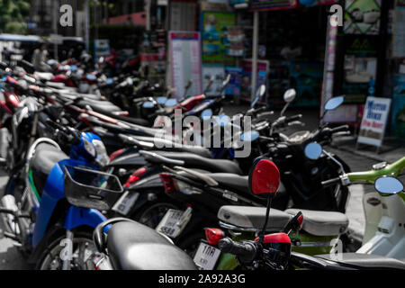 KRABI, THAÏLANDE - 10 juillet, 2019. Place de parking bondé d'habitude à Krabi avec plein de motos. Beaucoup de motos en stationnement trottoir en lignes en Banque D'Images