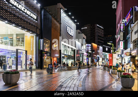 La rue commerciale Gwangbokro au centre-ville de Busan, en Corée Banque D'Images
