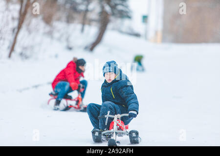 Lviv, Ukraine - Janvier 5, 2019 : les enfants de la colline de neige coulissante Banque D'Images