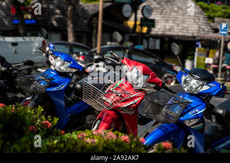 KRABI, THAÏLANDE - 10 juillet, 2019. Place de parking bondé d'habitude à Krabi avec plein de motos. Beaucoup de motos en stationnement trottoir en lignes en Banque D'Images