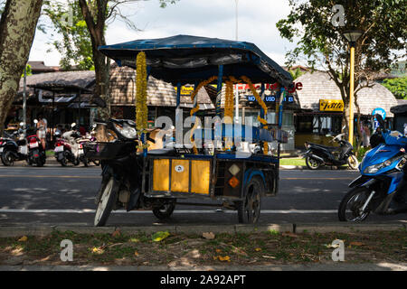 KRABI, THAÏLANDE - 10 juillet, 2019. Un Tuktuk est debout sur une route dans une rue de Krabi. Les taxis motos sont appelés les tuk tuk en Thaïlande. Banque D'Images