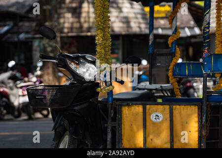 KRABI, THAÏLANDE - 10 juillet, 2019. Un Tuktuk est debout sur une route dans une rue de Krabi. Les taxis motos sont appelés les tuk tuk en Thaïlande. Banque D'Images