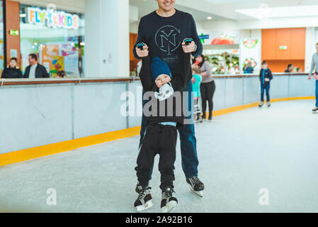 LVIV, UKRAINE - 3 Février 2019 : comment patiner sur glace ski Banque D'Images