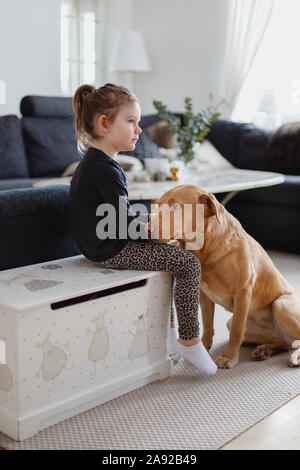 Fille avec un chien Banque D'Images
