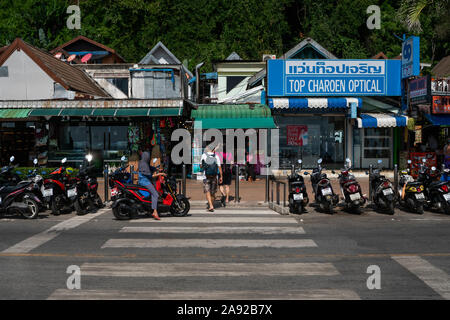 KRABI, THAÏLANDE - 10 juillet, 2019. Place de parking bondé d'habitude à Krabi avec plein de motos. Beaucoup de motos en stationnement trottoir en lignes en Banque D'Images