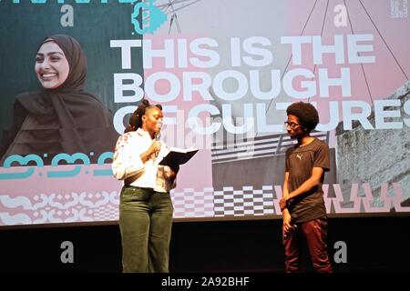 Brent est le quartier de la culture en 2020 un studio de création pour Londres . Le plan lancé Collective 100 jeunes de Brent vicaire le programme . Spectacle d'ouverture organisée par ,Wembley Park dispose d''cast de centaines d'artistes interprètes ou exécutants s'étendant sur la longueur d'Olympic Way, écrivain de renommée internationale Brant Zadie Smith , premières nouvelles tâches effectuées à l'intérieur du séchoir Theatre , MOBO Awards Retour à l'Arène de Wembley , Leïde SSE prendre en charge par Brent's pionniers du reggae , Brent's nouvel hymne pour Londres nouvelle charte pour le développement urbain , Kilburn High Road pour un mile de long . Banque D'Images