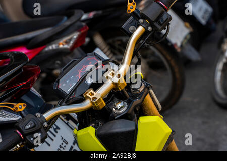 KRABI, THAÏLANDE - 10 juillet, 2019. Place de parking bondé d'habitude à Krabi avec plein de motos. Beaucoup de motos en stationnement trottoir en lignes en Banque D'Images