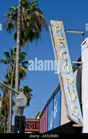 Ancienne publicité lumineuse 'Records' d'un magasin de disques sur North Fairfax Avenue, Hollywood, Los Angeles, Californie, USA Banque D'Images