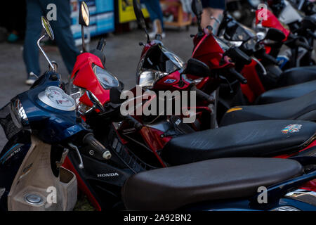 KRABI, THAÏLANDE - 10 juillet, 2019. Place de parking bondé d'habitude à Krabi avec plein de motos. Beaucoup de motos en stationnement trottoir en lignes en Banque D'Images