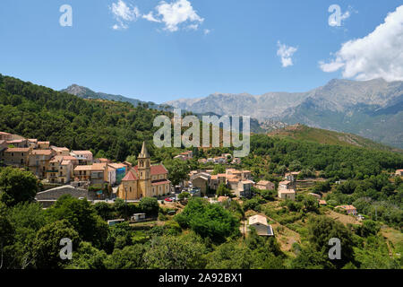 L'église de Saint Pierre-aux-liens et Vivario ville dans la montagne centrale paysage estival de Haute-Corse sur le Col de Vizzavona, Corse France. Banque D'Images