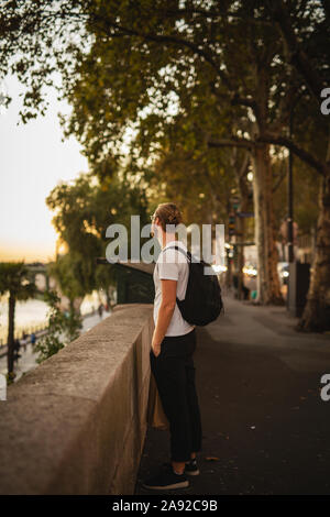 Man looking away Banque D'Images