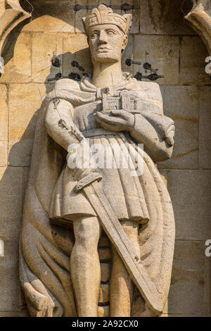 Essex, UK - 27 août 2019 : Sculpture de Harold Baar "Chez Boultan & Fils", également connu sous le roi Harold, à l'extérieur de l'église de Waltham Abbey dans l'Essex, au Royaume-Uni. Le roi Banque D'Images