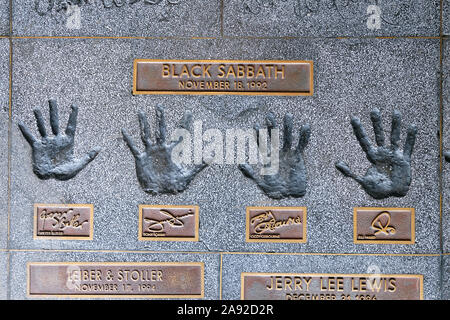 Empreintes de mains de la bande Black Sabbath sur le rocher à pied de la Guitar Center Music Store sur Sunset Boulevard, Hollywood, Los Angeles, Californie, USA Banque D'Images