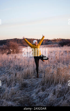 Femme sur Prairie Banque D'Images