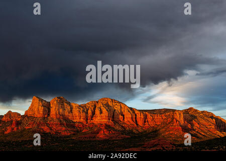 Coucher de soleil sur les rochers rouges de Sedona, Arizona Banque D'Images