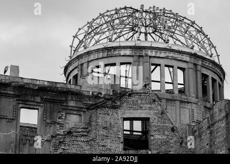 Oiseau Heron repose sur l'mangled ruines causées par bombe atomique à Hiroshima en 1945. Banque D'Images