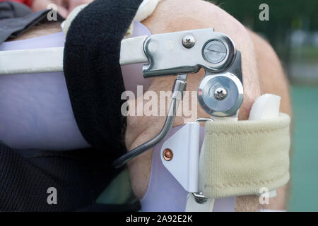 Vue en coupe centrale d'un homme portant une jambe de force. Banque D'Images