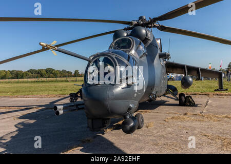 OSTRAVA, RÉPUBLIQUE TCHÈQUE - le 22 septembre 2019 : Journées de l'OTAN. Un hélicoptère MI-24 Hind hélicoptère de combat est en exposition statique. Cette journée d'été. Pas de personnes. Banque D'Images