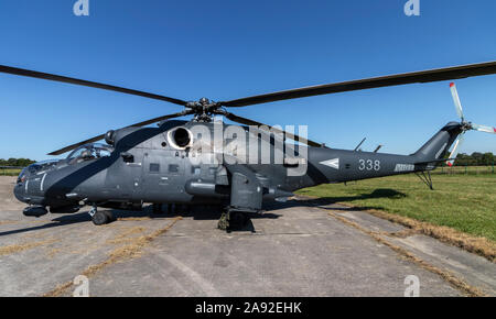 OSTRAVA, RÉPUBLIQUE TCHÈQUE - le 22 septembre 2019 : Journées de l'OTAN. Un hélicoptère MI-24 Hind hélicoptère de combat est en exposition statique. Cette journée d'été. Pas de personnes. Banque D'Images