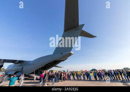 OSTRAVA, RÉPUBLIQUE TCHÈQUE - le 22 septembre 2019 : Journées de l'OTAN. C-5M Super Galaxy Avion de transport sur l'affichage pour la première fois. Grande foule de visiteurs w Banque D'Images