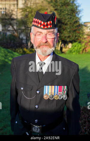 Les commémorations du souvenir dimanche sur un beau dimanche au château de Shrewsbury. Soldat à la retraite pose pour la caméra. Banque D'Images