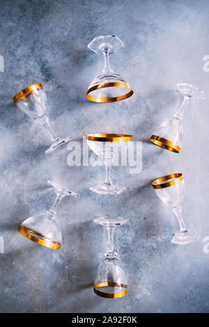 Verres à champagne élégant avec 18 carats d'or studio shot, concept de célébration et holoiday. Banque D'Images