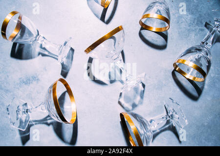 Verres à champagne élégant avec 18 carats d'or studio shot, concept de célébration et holoiday. Banque D'Images