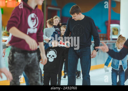 LVIV, UKRAINE - 3 Février 2019 : comment patiner sur glace ski Banque D'Images