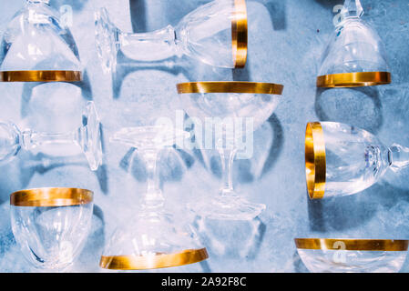 Verres à champagne élégant avec 18 carats d'or studio shot, concept de célébration et holoiday. Banque D'Images