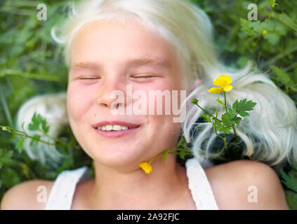 Smiling girl avec les yeux fermé Banque D'Images