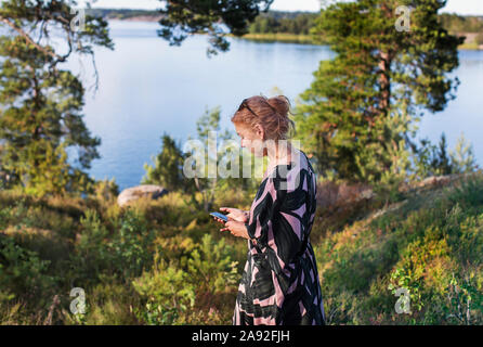 Femme à l'aide de Phone Banque D'Images