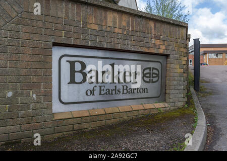 Entrée de l'usine de chaussures Barker et magasin d'usine dans le village de Earls Barton, Northamptonshire, Angleterre Banque D'Images