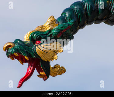 Surrey, UK - 14 septembre 2019 : l'une des sculptures de dragon sur la célèbre pagode de grands jardins botaniques royaux de Kew à Surrey, Royaume-Uni. Banque D'Images