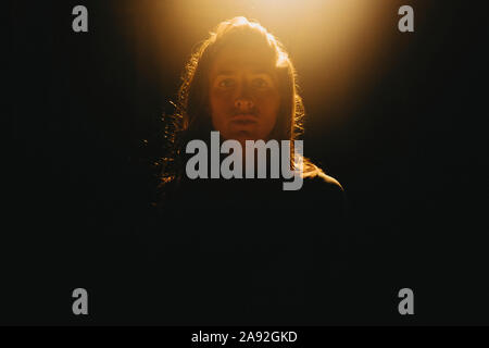 Woman looking at camera Banque D'Images