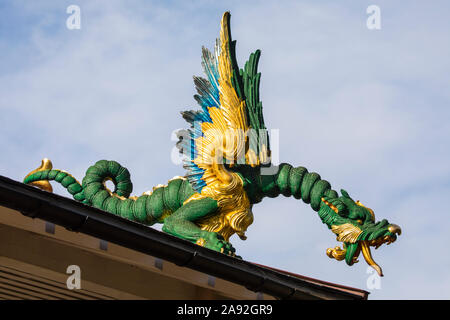 Surrey, UK - 14 septembre 2019 : l'une des sculptures de dragon sur la célèbre pagode de grands jardins botaniques royaux de Kew à Surrey, Royaume-Uni. Banque D'Images