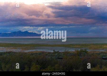 Coucher du soleil à Great Salt Lake, Grand Lac Salé, Utah, USA Banque D'Images