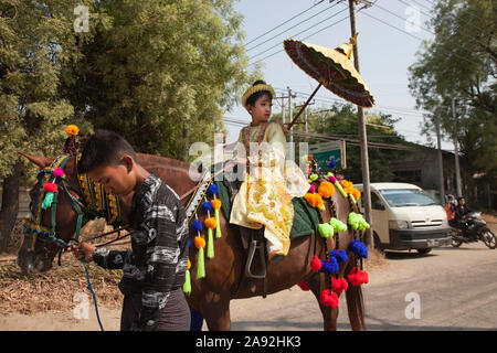 Parade d'ouverture des enfants au bouddhisme, une fête d'enfants habillés, village Nyaung U, région de Mandalay, Myanmar, en Asie Banque D'Images