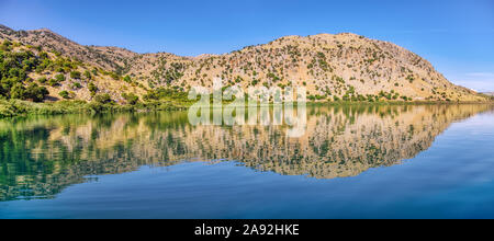 Panorama du lac naturel d'eau douce de Kournas de Georgioupolis, les Montagnes Blanches reflétée dans le miroir-comme l'eau, l'île de Crète, Grèce Banque D'Images