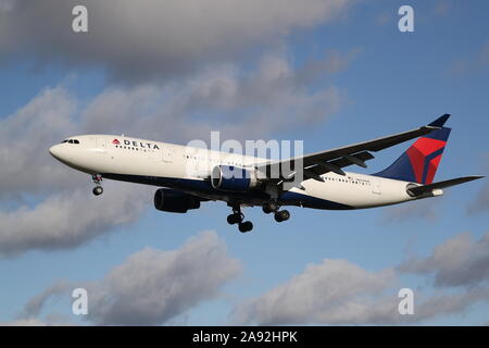 Delta Air Lines Airbus A330 N854W L'atterrissage à l'aéroport Heathrow de Londres, UK Banque D'Images