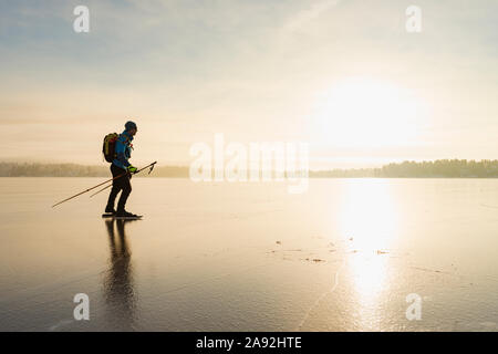 Patinage sur glace sur mer gelée Banque D'Images