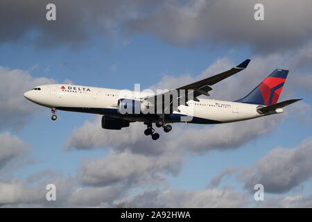 Delta Air Lines Airbus A330 N854W L'atterrissage à l'aéroport Heathrow de Londres, UK Banque D'Images